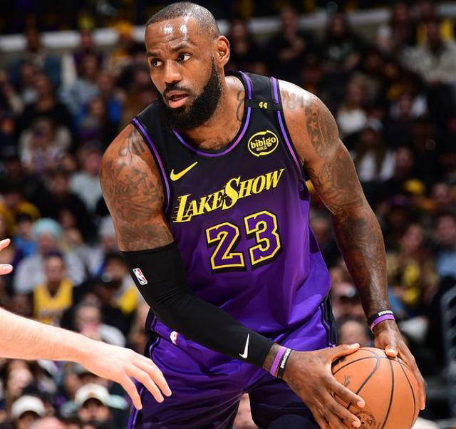 华体会体育-詹姆斯连续十五场比赛得分超过夺冠，G2不断突破！赛场气氛高涨的简单介绍