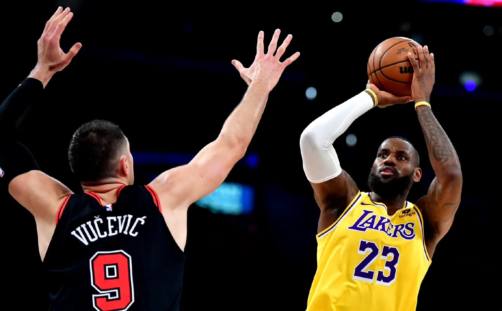 hth-出色发挥引发热议！，詹姆斯在公牛比赛中领先优势明显热度持续攀升的简单介绍